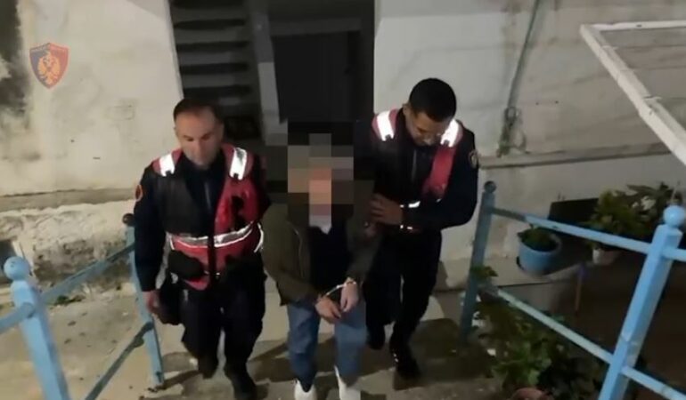 EMRI/ Hyri në shtëpinë e fqinjve dhe i kërcënoi me armë, arrestohet 62-vjeçari