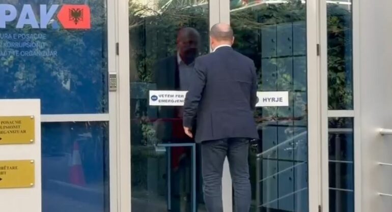 Deputeti i PD, Xhelal Mziu paraqitet në ambientet e SPAK