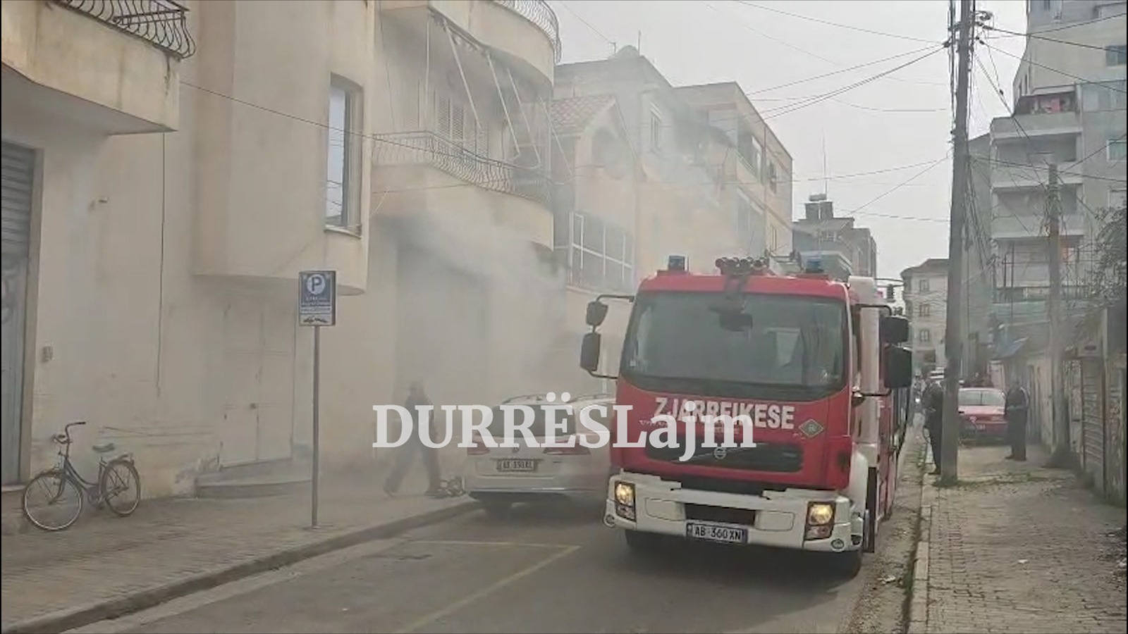 Durrës/ Përfshihet nga flakët një magazinë, detajet (VIDEO)