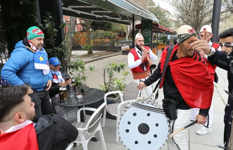 Lokali në Prishtinë ofron kafe dhe çaj falas për tifozët turq