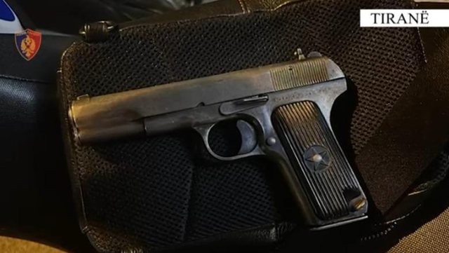 Theu masën e sigurisë “Arrest në shtëpi” dhe kanosi një person me armë, arrestohet 31-vjeçari