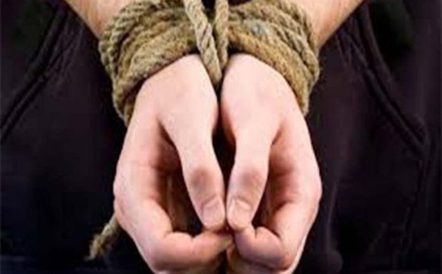 Morën peng dhe dhunuan një 28-vjeçar! Në pranga dy vajza dhe një djalë