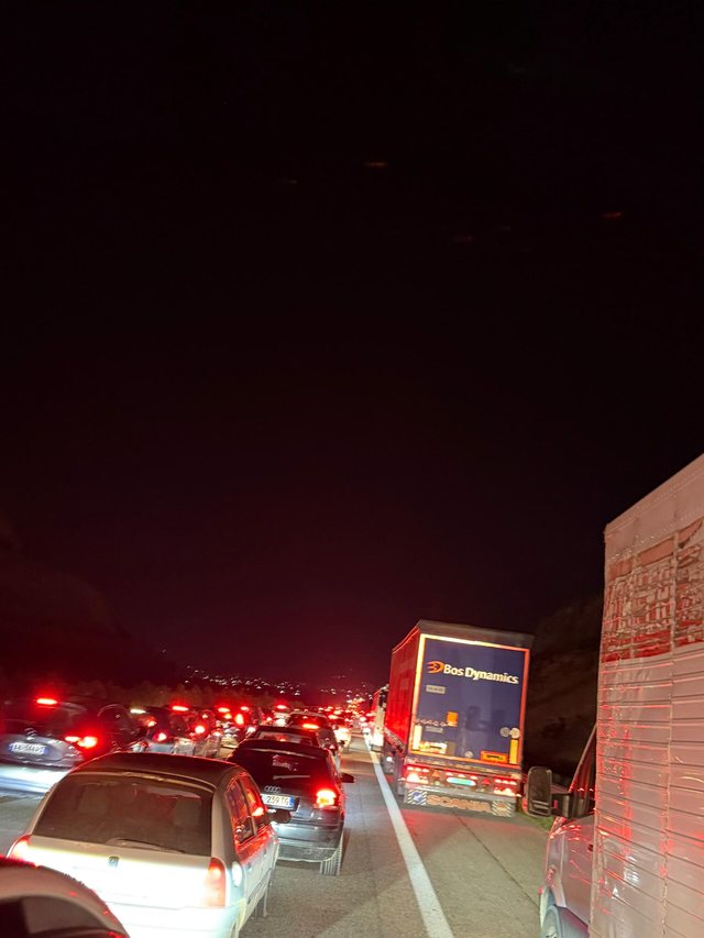 Trafik i rënduar në autostradën Tiranë–Elbasan, shënohet radhë kilometrike automjetesh