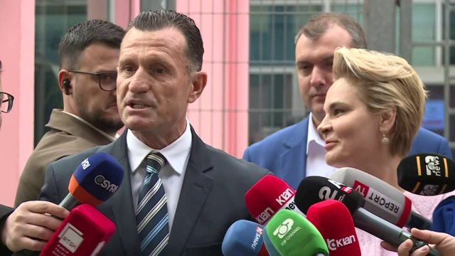 “Zoti Kryemadhi”/ Avokati i Metës bën lapsus, Monika: Jam zonja o shoku, mos u provoko