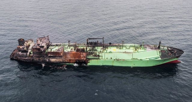 VIDEO/ E tejmbushur me gaz natyror dhe e shkatërruar nga bombardimet, anija cisternë e ‘flotës hije’ të Rusisë alarmon Mesdheun