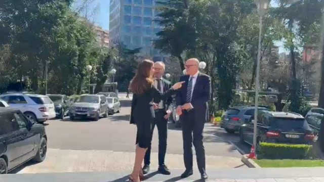 Deputeti i Bundestagut mbërrin në selinë e PD, pritet të takohet me Berishën