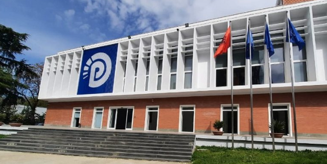 Dorëzohet Basha, i jep Berishës faqen zyrtare të PD-së në “Facebook” me 320 mijë ndjekës