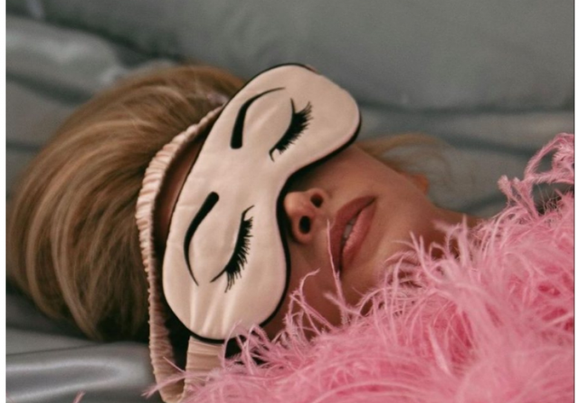 Je e lodhur, por s’të zë gjumi? Fajin mund ta ketë ky zakon