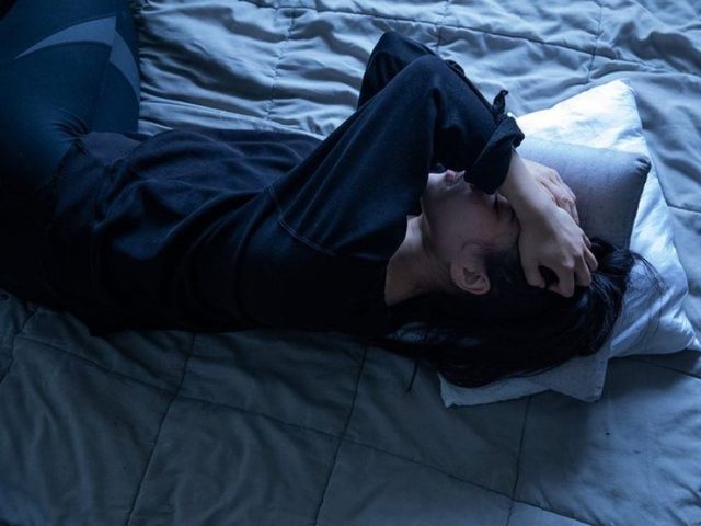 Përjetoni ankth gjatë natës? Pse ju ndodh dhe si mund ta përballoni