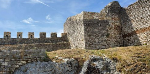 U rrëzua nga muri i Kalasë së Beratit, transportohet në spital holandezja