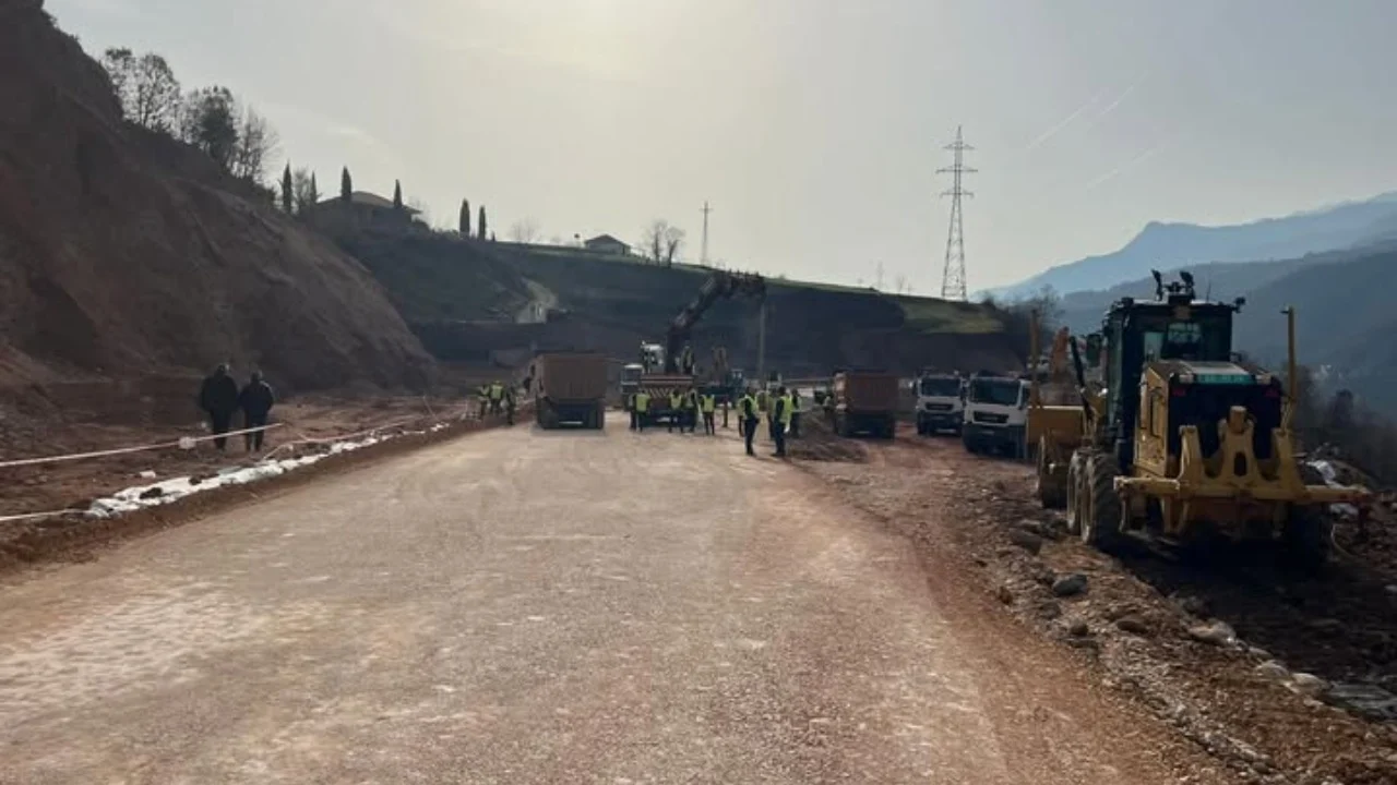 Pas 11 ditësh bllokim, ARRSH: Aksi Librazhd-Prrenjas hapet sot në orën 12:00