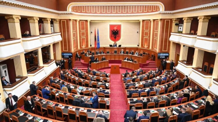 Përjashtohen me 10 ditë nga punimet e Kuvendit Gazmet Bardhin dhe Klevis Balliun