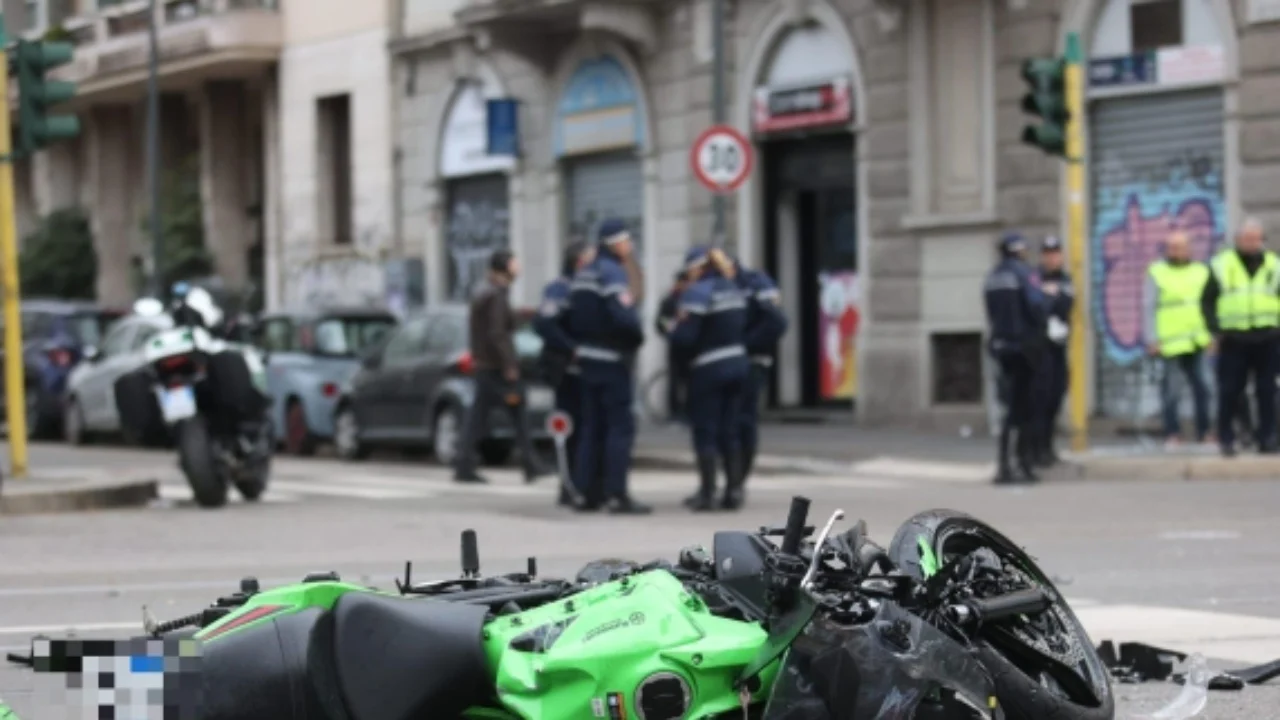 Aksident i rëndë me vdekje në Milano, çifti i të rinjve që udhëtonin me motor përplasen me taksinë