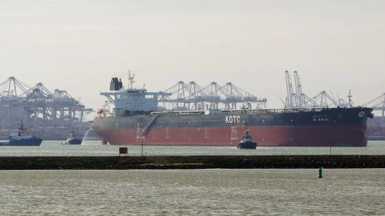 Irani godet me dronë anijen me miliona fuçi nafte të ankoruar në Dubai, shpërthen në flakë, shpëtohet ekuipazhi