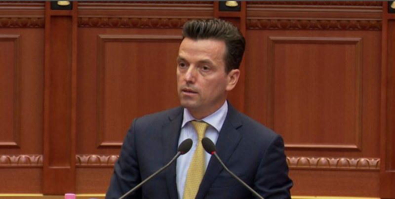 Nuk liroi foltoren dhe u përplas verbalisht me deputetët, grupi i socialistëve kërkon 20 ditë përjashtim për Agron Shehaj