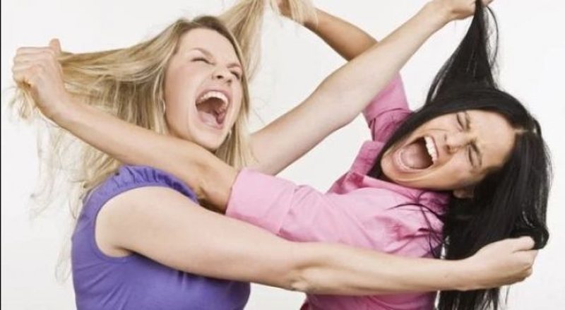 Dy minorene rrahin 19-vjeçaren në Durrës, nis procedimi penal