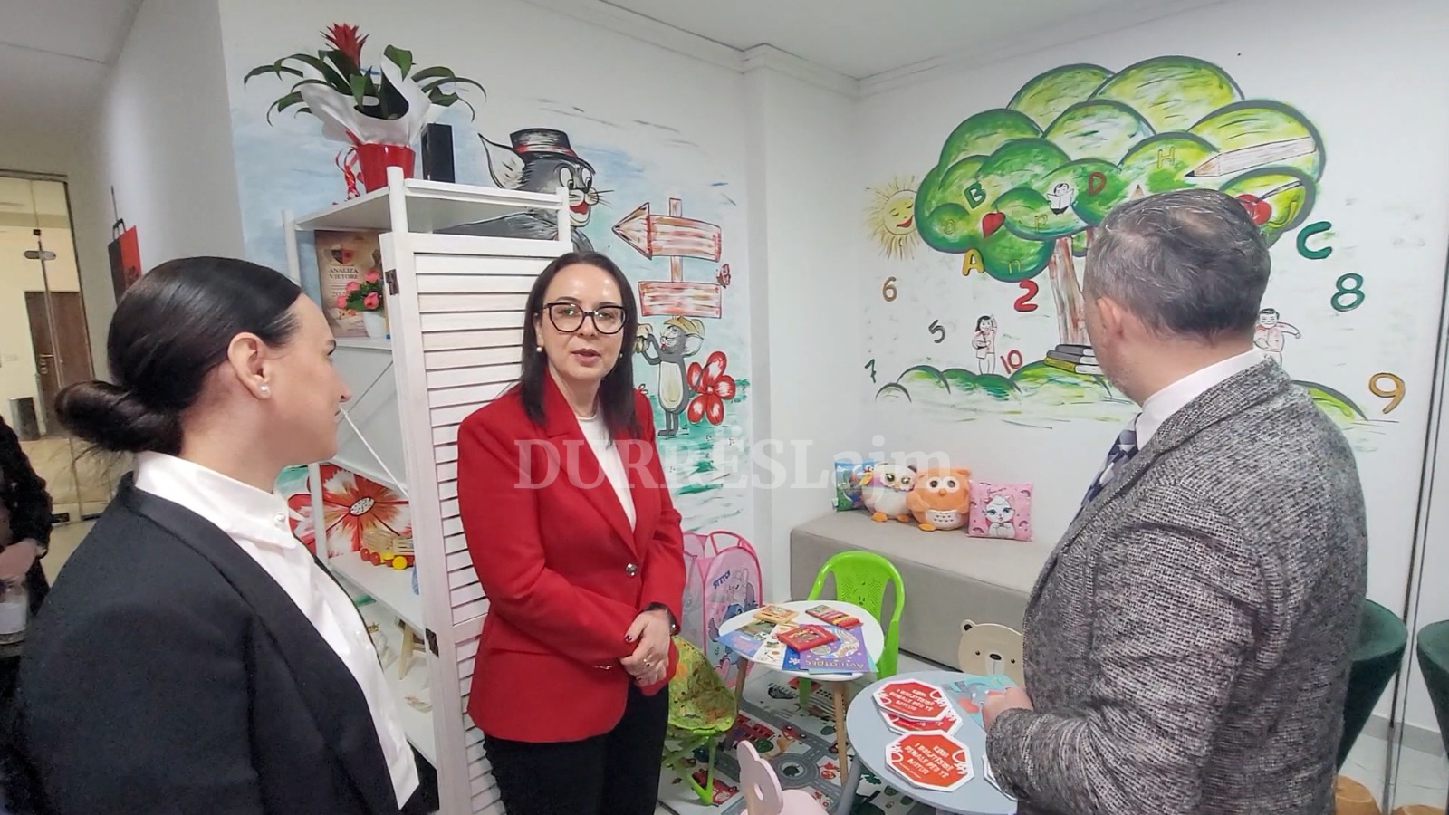 Zyra Përmbarimore Durrës inauguron ambientin e ri miqësor dedikuar fëmijëve (VIDEO)
