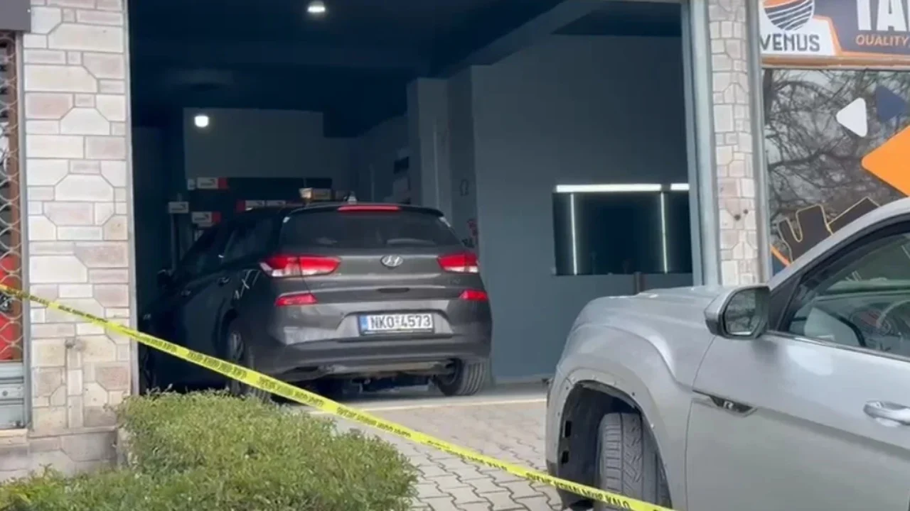 Plagosën pronarin e servisit se nuk u pëlqeu ngjyra e makinës, arrestohen tre autorët