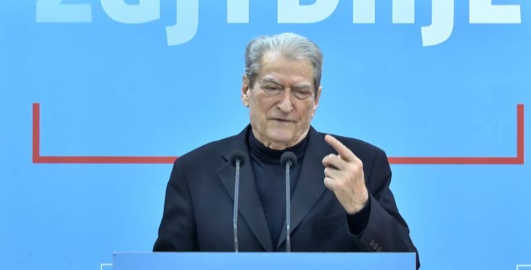 “Si e bën këtë pyetje”? Gara për kreun e PD-së, si përgjigjet Berisha