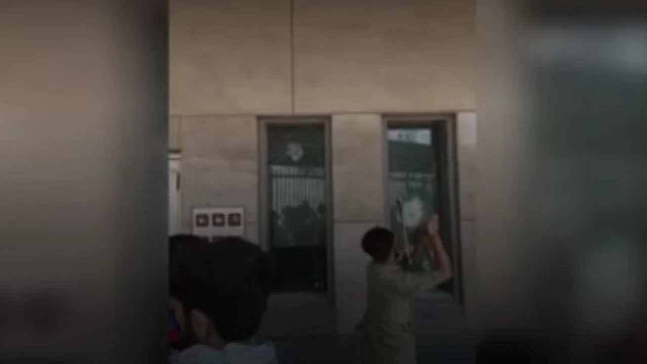 Protestues pro Iranit sulmojnë konsullatën amerikane në Karaçi, 6 të vrarë dhe 20 të plagosur