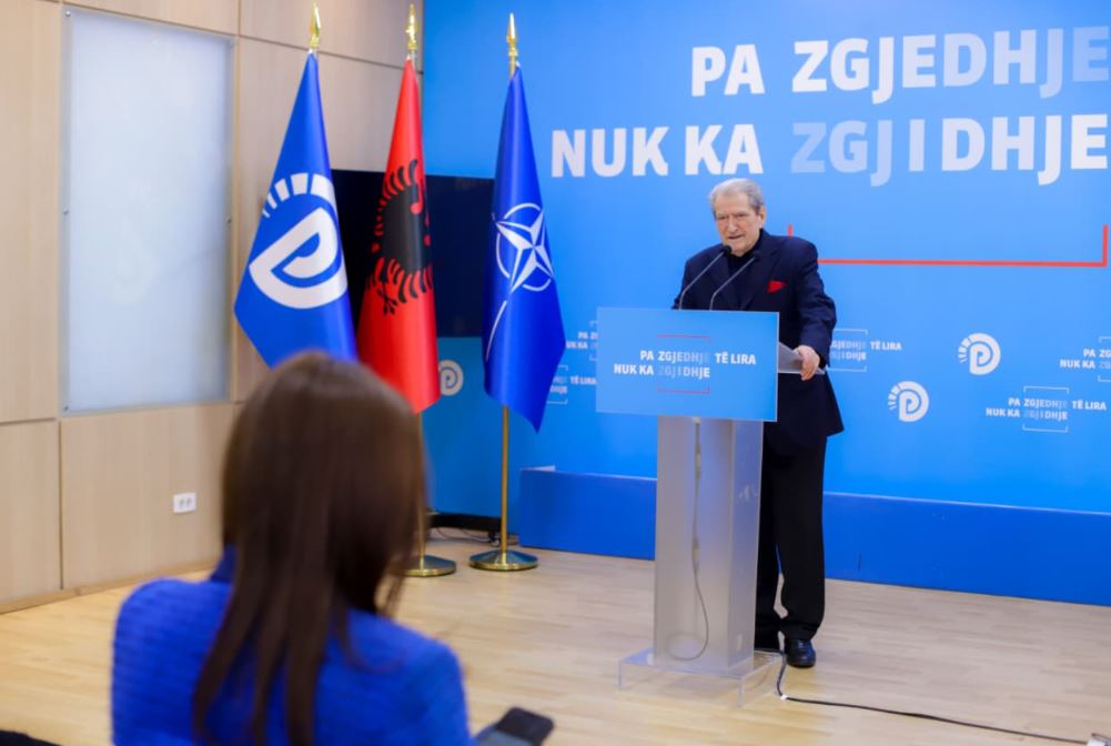 “Drekat e saj me Linda Ramën janë bërë gossipi i lagjes sime”- Berisha: Çështja e Irena Gjokës u mbyll me urdhër të kryeministrit!