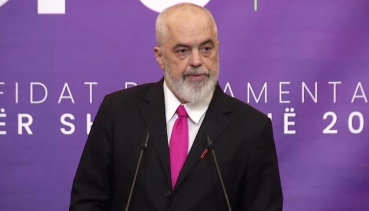 Pas protestës së djeshme, Rama vizitë në ish-rezidencën e diktatorit: Artistët i gjeta të traumatizuar! 