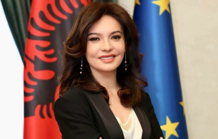 Pas debatit të një dite më parë në mbledhjen e grupit të PS, deputetja Spiropali me mesazh të koduar në rrjete sociale