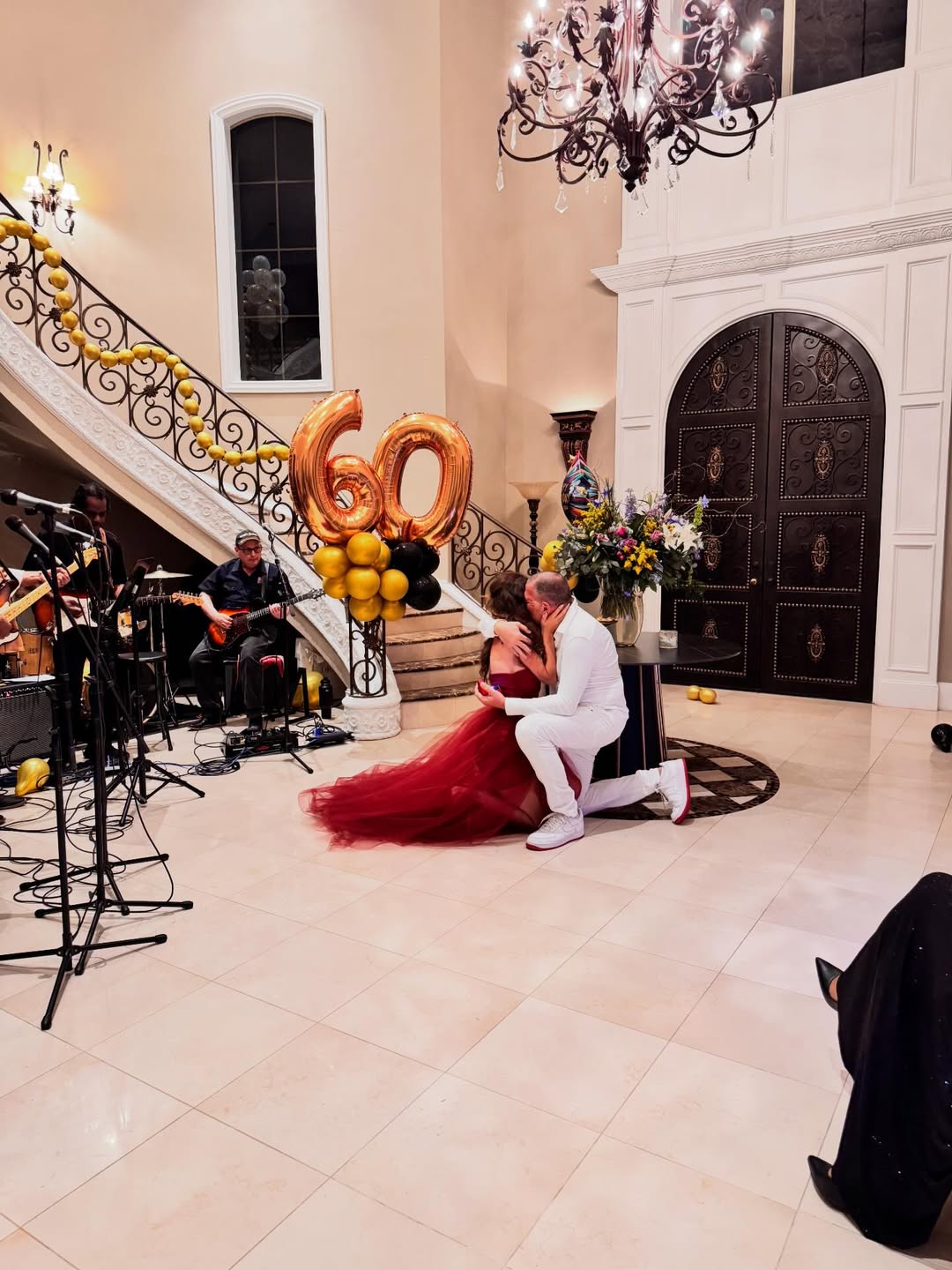 Në ditëlindjen e tij të 60-të, biznesmeni Erolld Belegu i propozon për martesë Diola Dostit