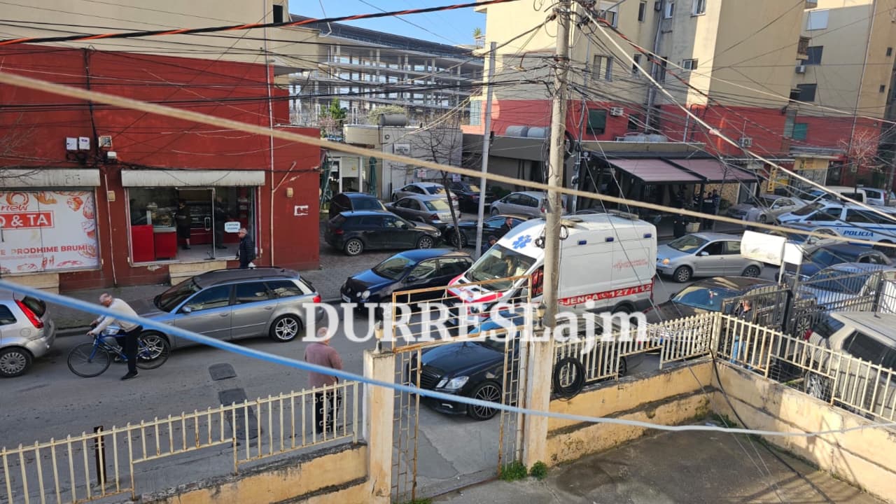 I moshuari humb jetën duke pirë kafe në Durrës (VIDEO)