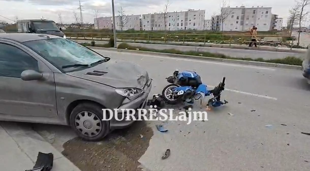 Aksident në Durrës, përplaset makina me një motor, një i plagosur (VIDEO)