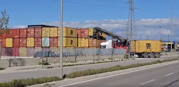 PD Durrës: Po zhvendosen 102 kontejnerë me mbetje të dyshuara toksike drejt zonave të banuara