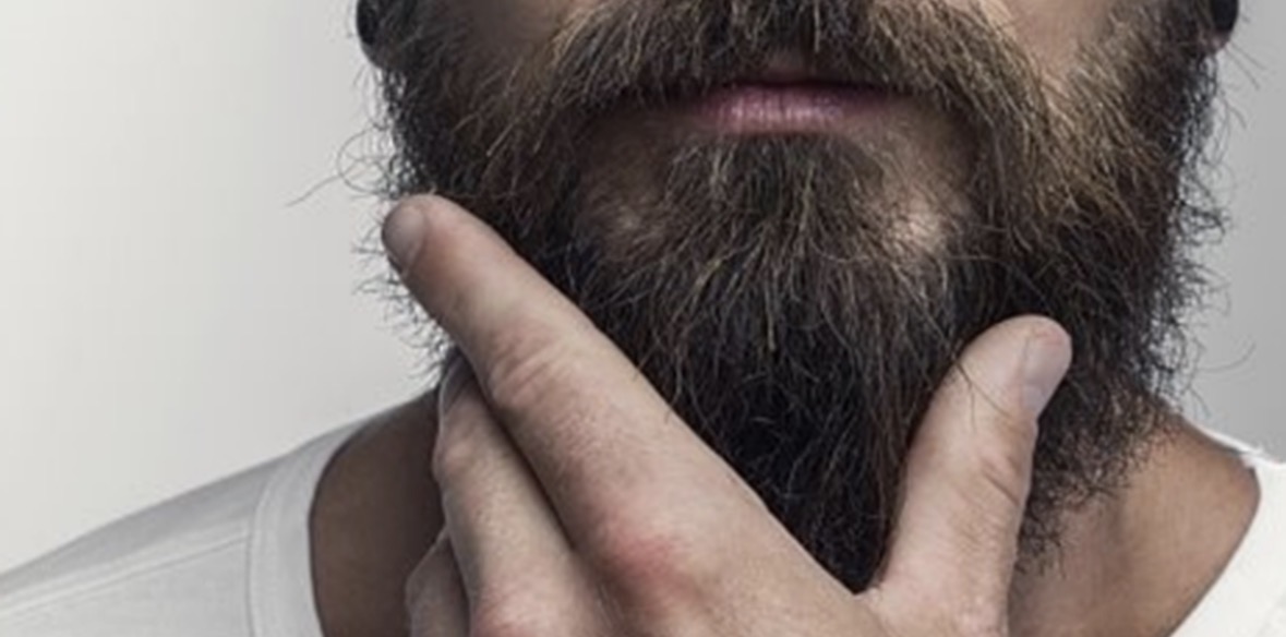 Gratë më të reja i konsiderojnë burrat me mjekër më pak tërheqës sesa gratë më të moshuara 