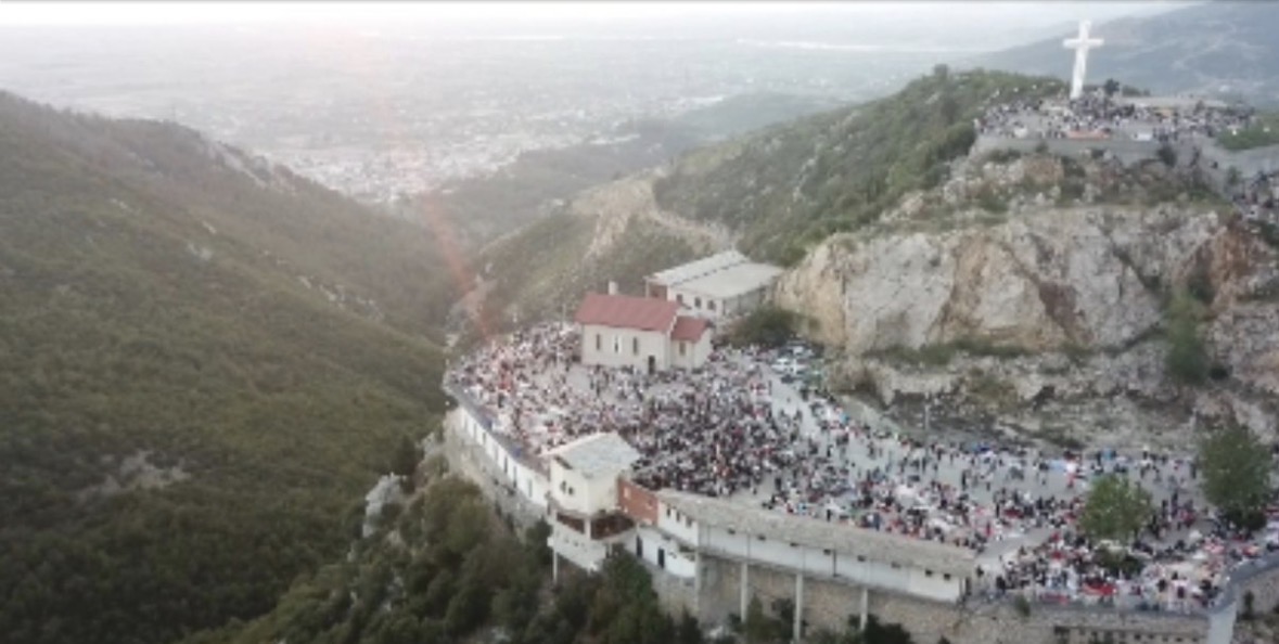 Pelegrinazhi në Kishën e Laçit/ Nisi sot dhe zgjat deri më 13 qershor, besimtarët luten për përfundimin e luftërave 