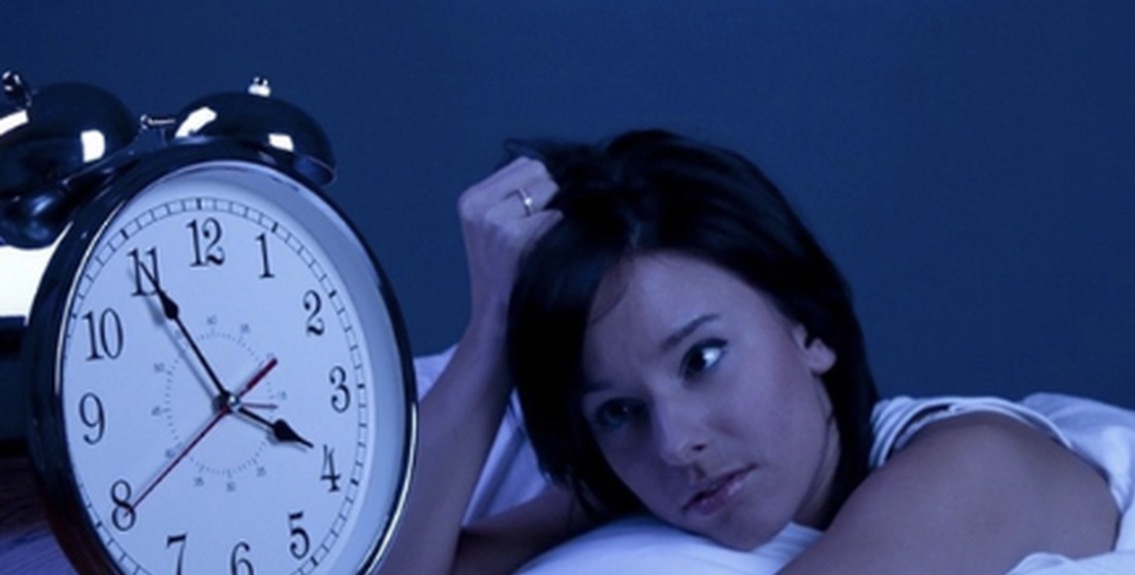 Çfarë konsumojmë në mbrëmje ndikon drejtpërdrejt në cilësinë e gjumit 