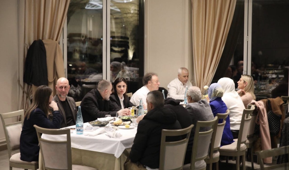 Emiriana Sako ndan iftar me besimtarët në Durrës: Mesazh për solidaritet dhe vlera njerëzore