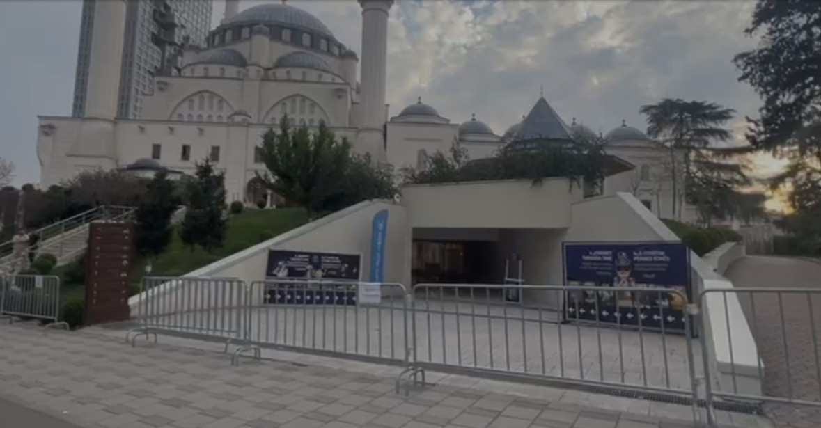 Xhamia e Namazgjasë nën masa sigurie: Gardh metalik dhe forca policore të shtuara 