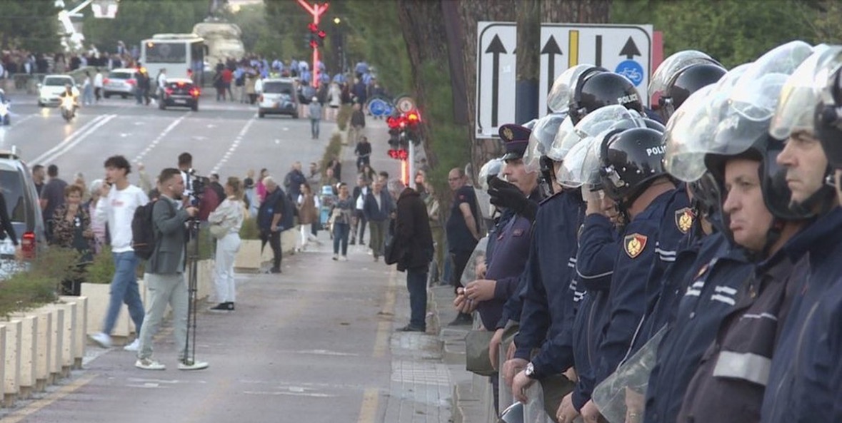 Ç’po ndodh në Tiranë? Opozita në protestë pa fjalime dhe regji qendrore! Mbi 1400 forca policore në terren