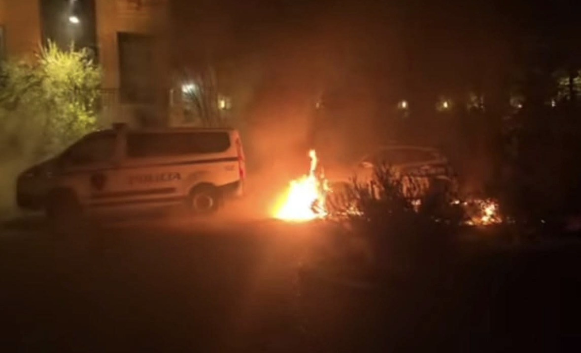 Protesta e opozitës: Makina e policisë përfshihet nga flakët para godinës së PS-së