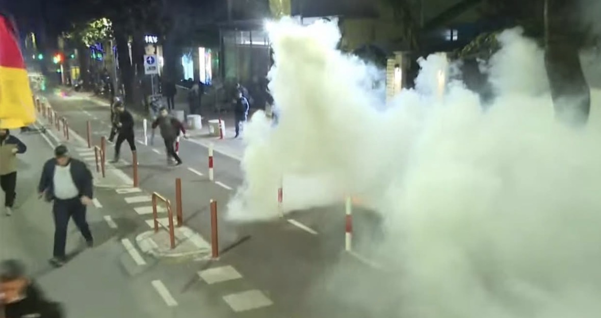 Ujë me presion dhe gaz lotsjellës ndaj protestuesve! Policia nuk i lejon të kalojnë drejt AKSHI-t, përplasen me Nokën