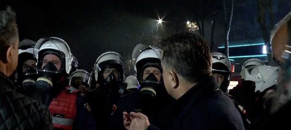 Policia, pritë te Parlamenti, Noka: Po funksiononi si bandë, keni goditur direkt në sy liderin e opozitës me urdhër 