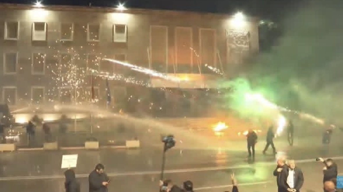 Protesta e opozitës, policia shoqëron 13 persona