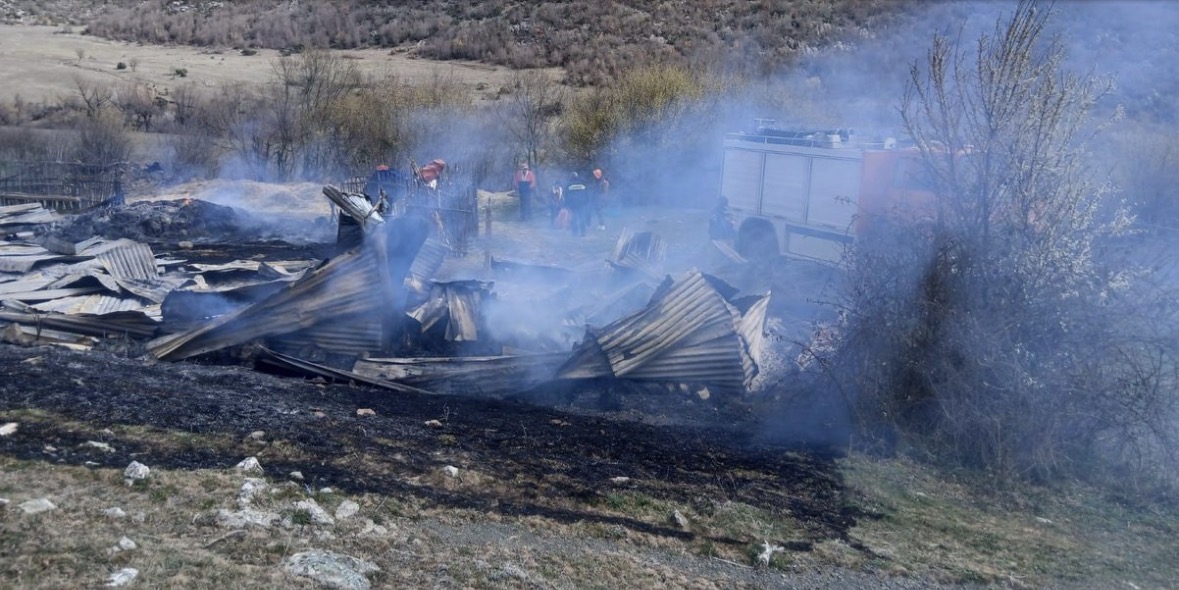 Përfshihet nga flakët një stallë bagëtish në Kolonjë 