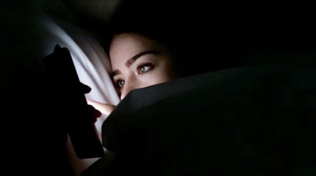 Pse na pëlqen të rrimë zgjuar natën edhe kur jemi të lodhur 