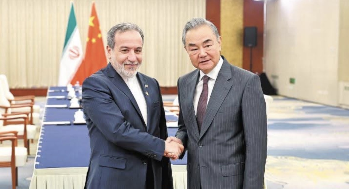 Kina bën thirrje për dialog mes palëve në një telefonatë me ministrin iranian