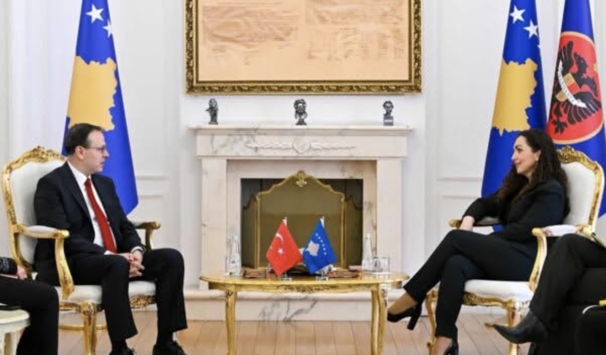 Osmani takim me ambasadorin turk, në fokus të bisedimeve diplomacia dhe ndeshja Kosovë-Turqi