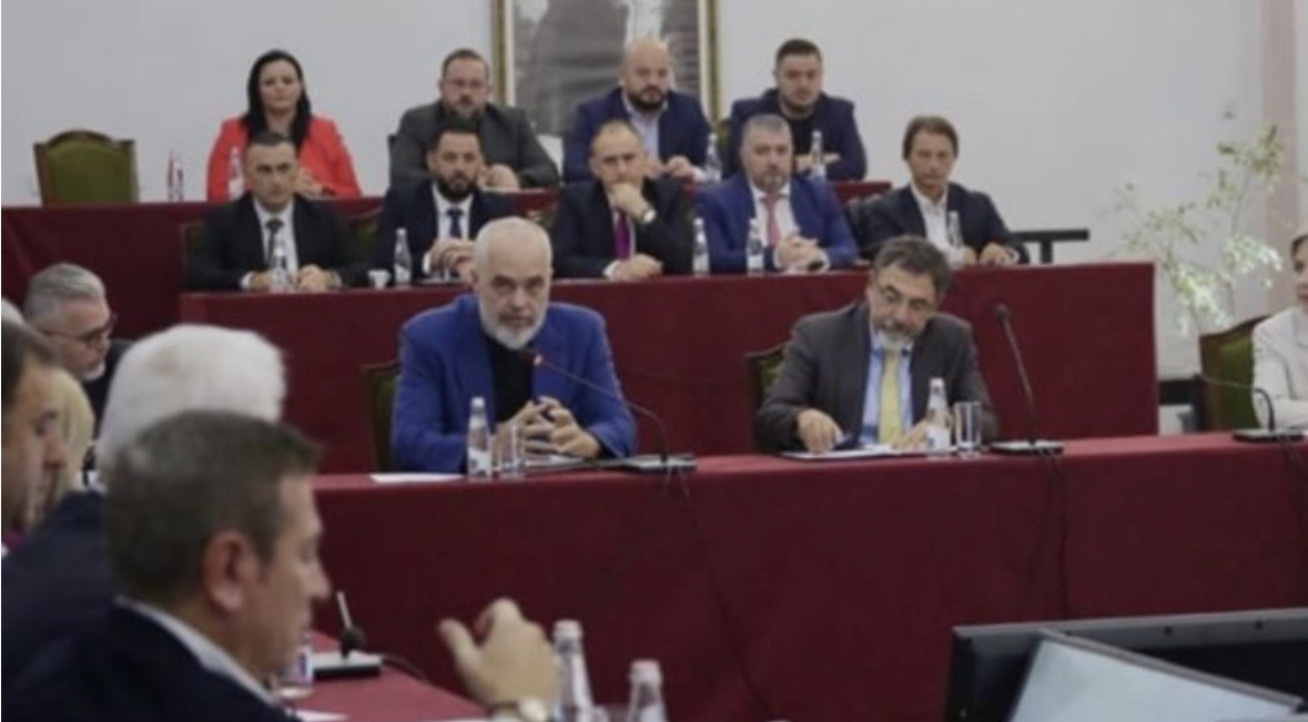 Rama mbledh sot grupin e PS dhe qeverinë, në fokus strategjia e komunikimit me qytetarët