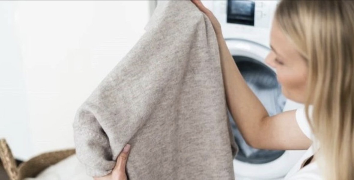 Përdorimi i tepërt i detergjentit dëmton rrobat dhe lavatriçen