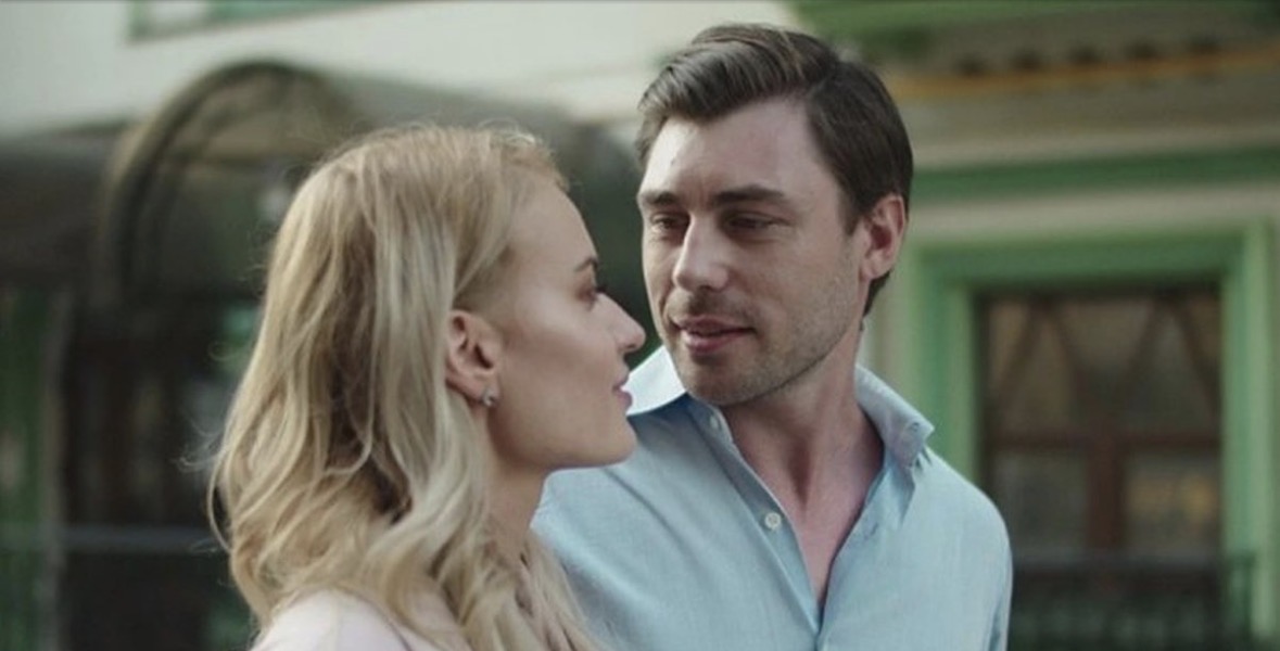 Këto shenja sjelljeje tregojnë se një burrë nuk të sheh vetëm si shoqe 