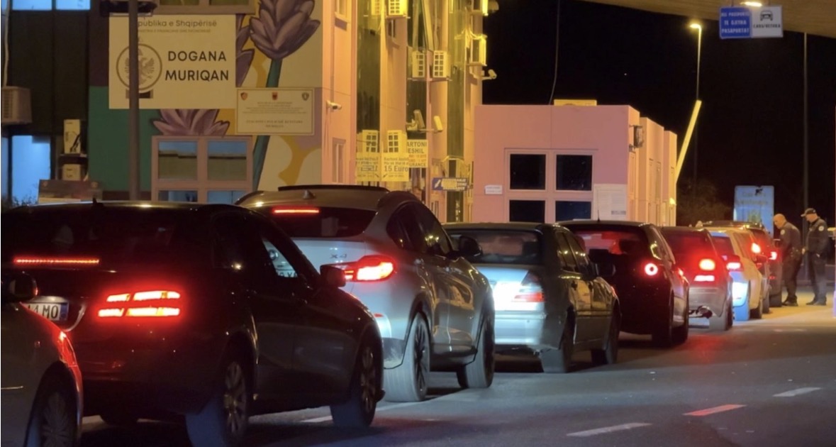 Dyndje në kufirin me Malin e Zi për të blerë karburant 60 lekë më lirë