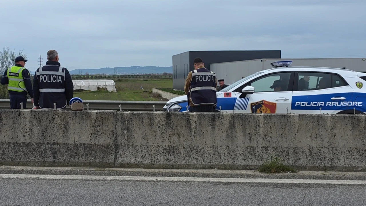 Aksident në Lushnjë, makina përplas 43-vjeçarin që lëvizte me biçikletë, transportohet me urgjencë në spital